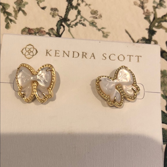 Kendra Scott Jewelry - Kendra Scott Gold and Cream Bow Earrings